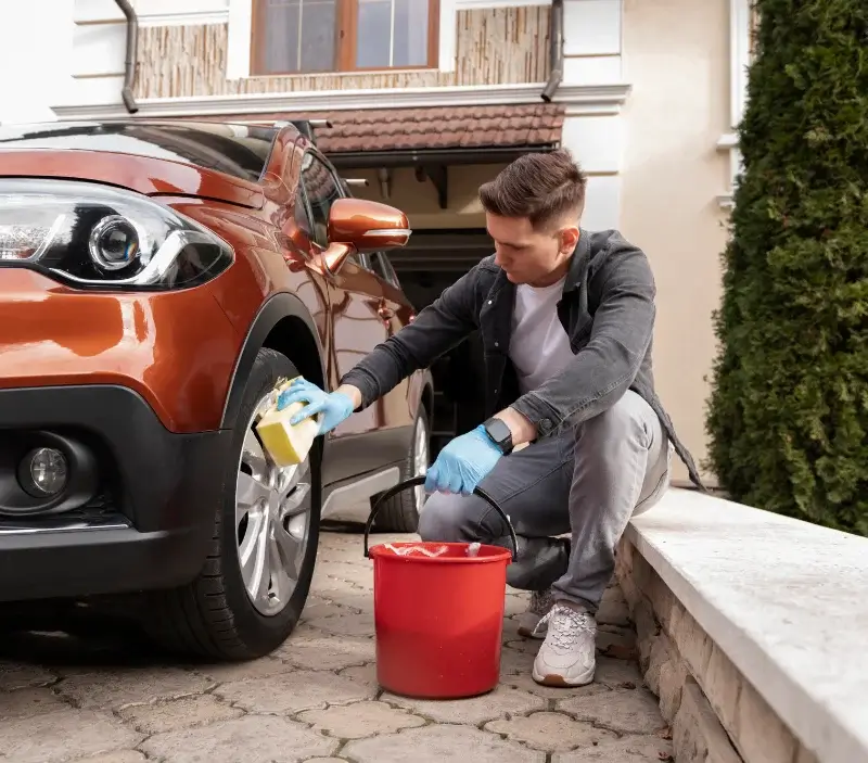 Lavage auto à domicile Ailly-sur-Noye : professionnel intervenant sur un véhicule